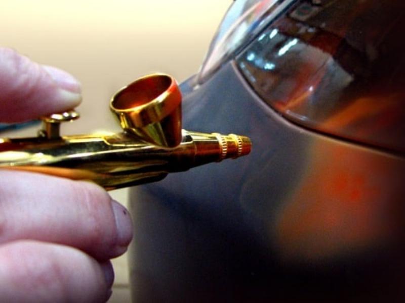 Types de diluants peinture carrosserie dans des flacons variés pour différentes applications