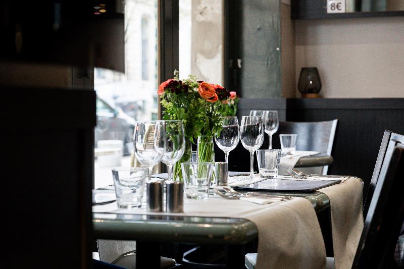 Dîner élégant à Versailles dans une ambiance romantique avec cuisine française raffinée