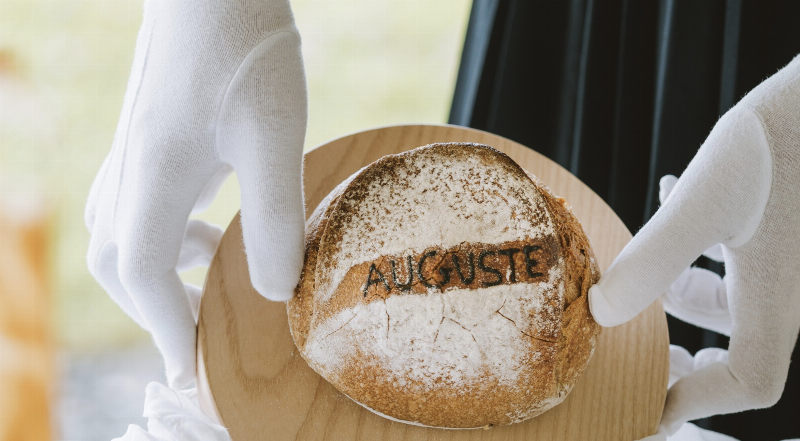 Des convives partageant un repas convivial, illustrant l'art de vivre en restaurant à la française.