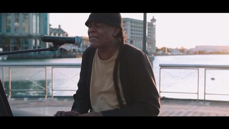 Duo de la chanson française moderne et diversité musicale explorant de nouvelles sonorités sur scène