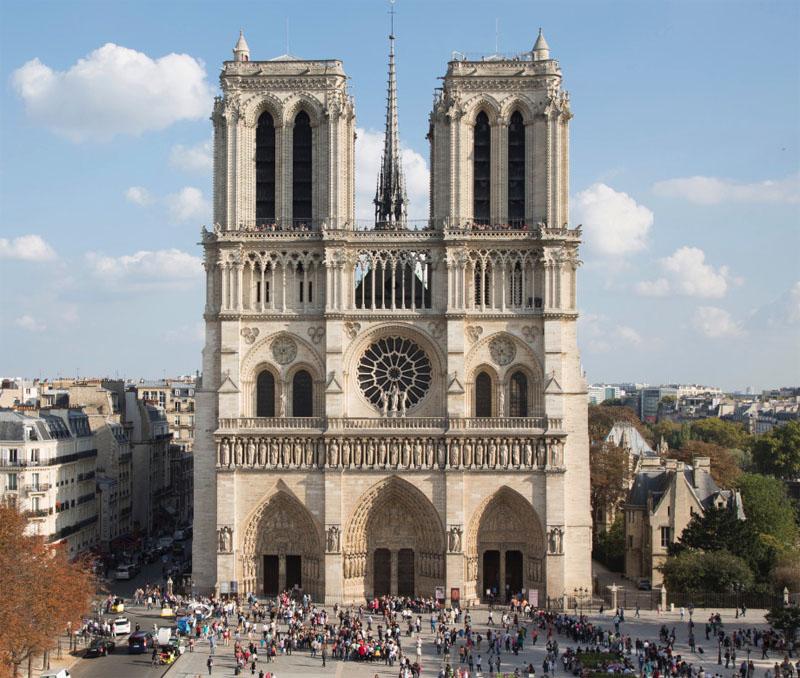 La flèche de Notre-Dame de Paris pendant sa restauration au XIXe siècle, symbole de la continuité architecturale.