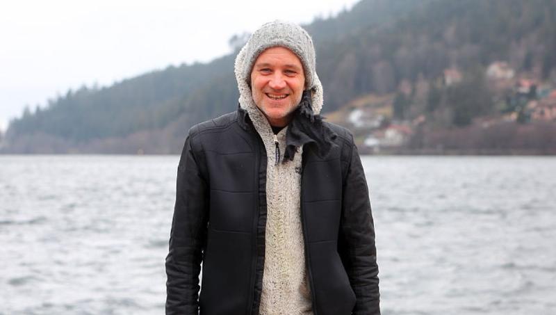 Personne écoutant de la musique classique sur France Musique, exploration des stars du classique