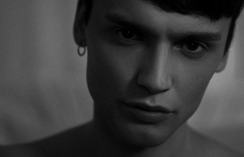 Personne écoutant attentivement une chanson d'amour français