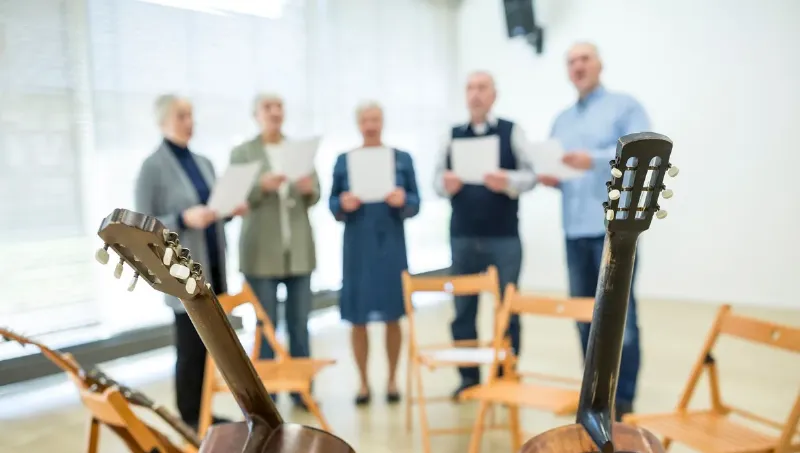 Personne écoutant Radio France Musique Direct avec casque dans un salon