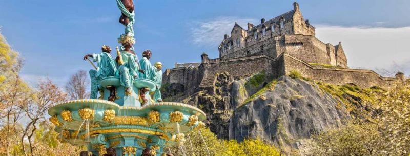 Architecture moderne à Édimbourg en contraste avec le patrimoine historique écossais