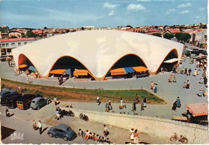 L'imposante Église Notre-Dame de Royan, mettant en évidence son architecture moderniste en béton armé