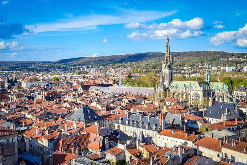 Vue majestueuse de la façade de l'église Notre-Dame des Victoires Paris, emblème de l'architecture française baroque