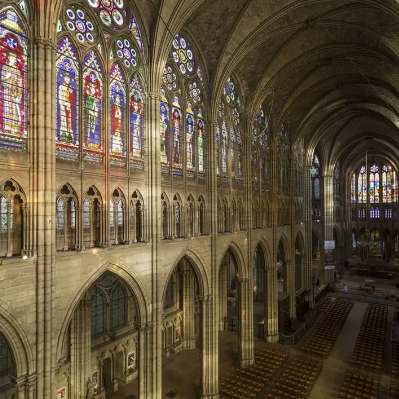 Les églises de Paris gothiques et l'éclat de leurs vitraux historiques à travers les siècles