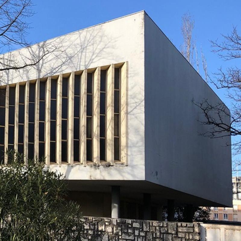 L'intérieur de l'église Saint-Pierre Le Corbusier, capturant les jeux de lumière iconiques