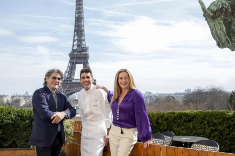 Femme élégante sirotant un café sur une terrasse parisienne, incarnant le raffinement de l'art de vivre français