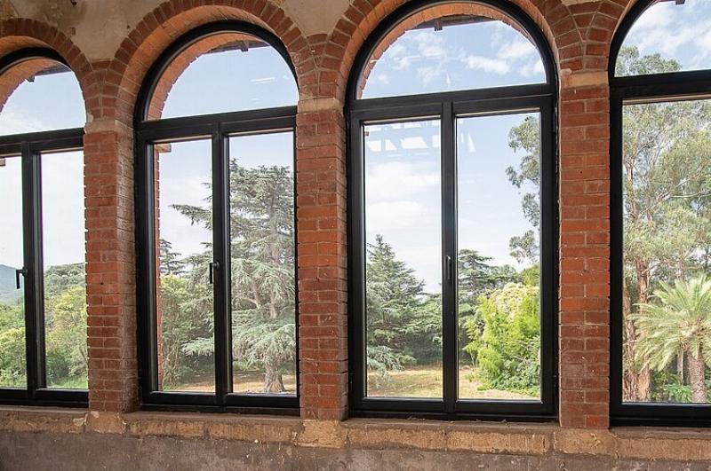 Détails architecturaux de fenêtres et volets traditionnels avec des touches modernes dans une maison de campagne française