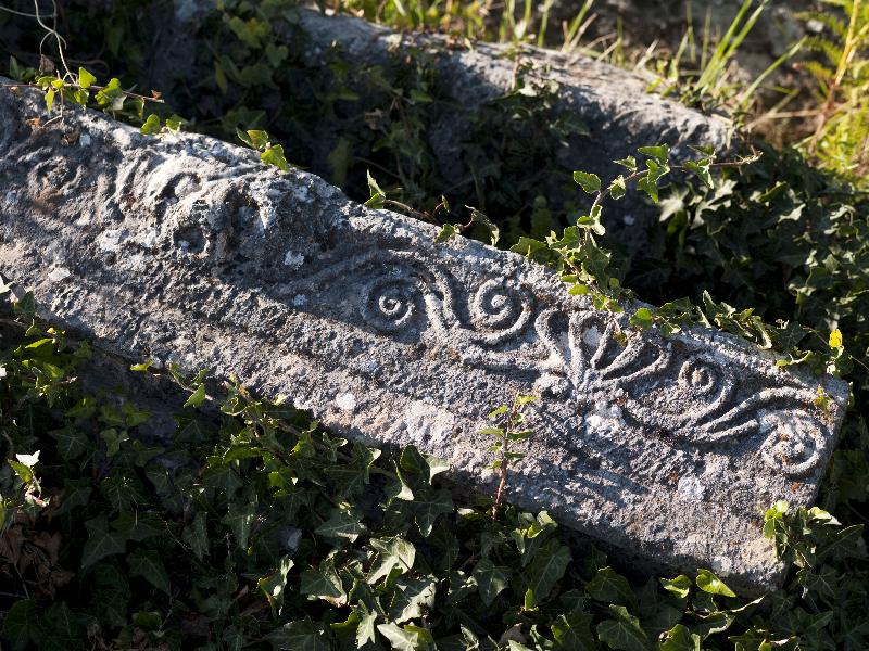 colonnades et fronton d'une stoa antique