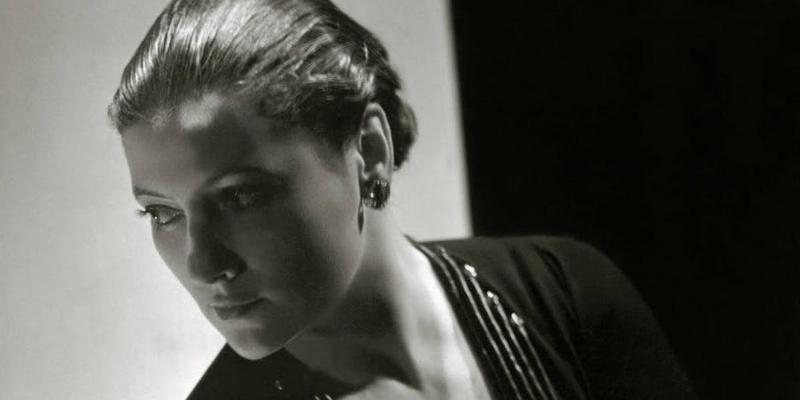 Autoportrait célèbre d'Élisabeth Louise Vigée Le Brun avec un chapeau à plumes, symbolisant son indépendance artistique