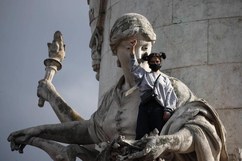Statue équestre de Jeanne d'Arc par Emmanuel Frémiet sur la Place des Pyramides à Paris, symbole de l'art public français du XIXe siècle.