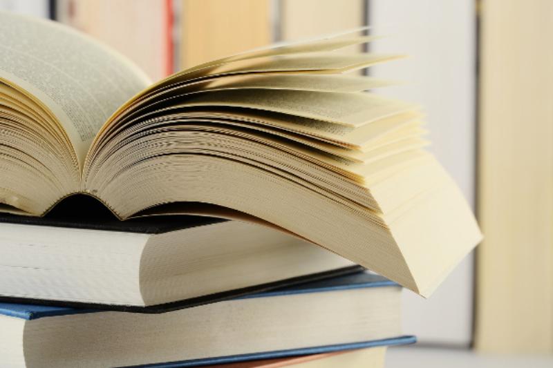 Pile de livres de la rentrée littéraire en route pour le Goncourt