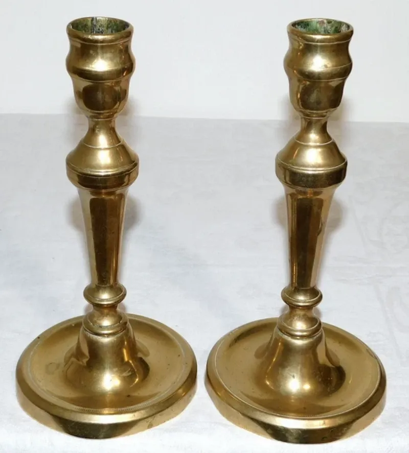 Un élégant portail en fer forgé parisien rénové avec de l'enamel peinture noire, reflétant la lumière du soleil