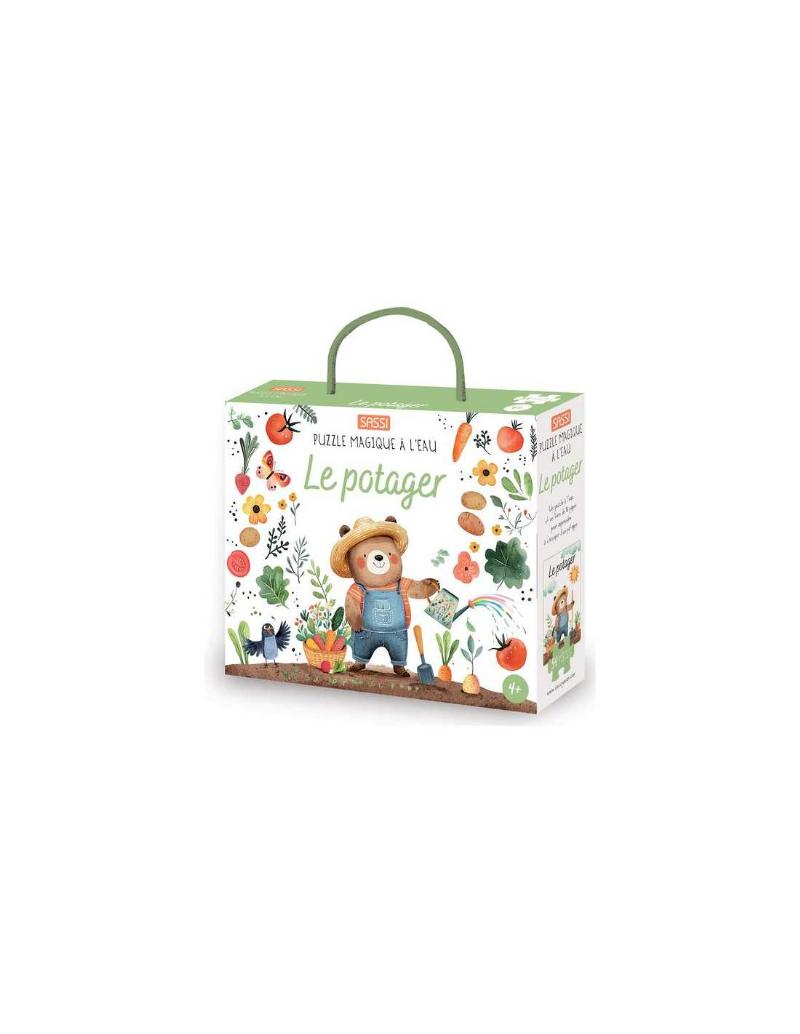 Un enfant souriant utilisant un livre peinture magique à l'eau avec un pinceau, découvrant des couleurs vives