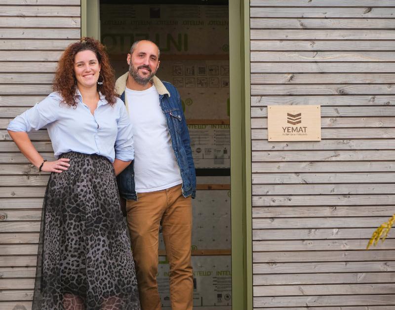 Une équipe d'entreprise peinture La Rochelle utilisant des matériaux écologiques dans un projet de rénovation durable.