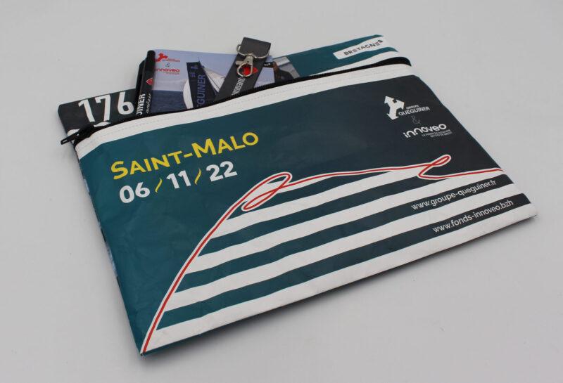 Conseillère en décoration intérieure d'entreprise de peinture de Nancy présentant des palettes de couleurs à une cliente pour un intérieur élégant.