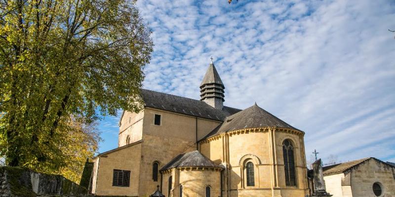 Entretien de la peinture sur fer d'un portail de château français