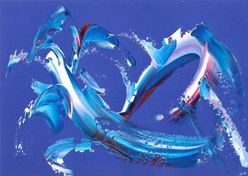 Artiste nettoyant son pinceau rond après avoir peint, montrant les étapes d'entretien