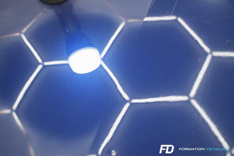 Conseils pour l'entretien prolongé de la carrosserie après avoir enlevé la peinture d'une voiture, incluant l'application de cire protectrice