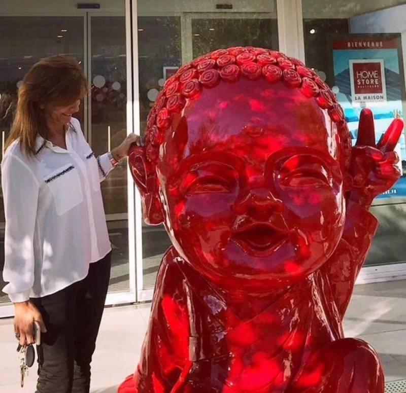 Entretien facile d'une sculpture résine extérieur avec de l'eau et un chiffon