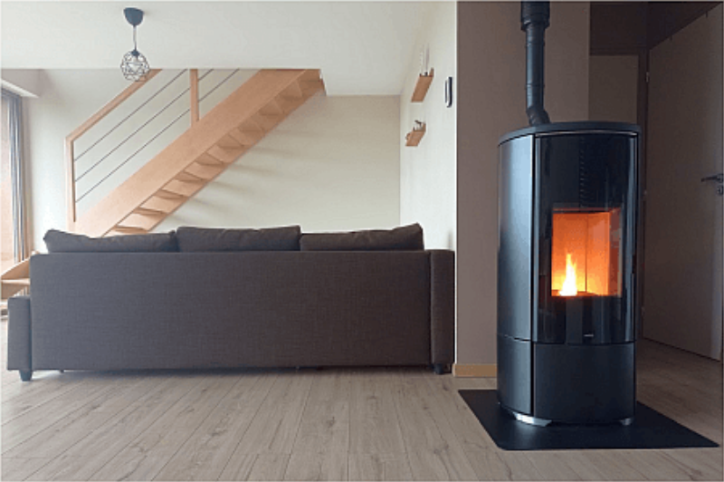 Un artisan français réalisant une inspection méticuleuse et un nettoyage doux d'une toiture en tôle peinte, mettant en avant l'importance de l'entretien régulier pour sa longévité et son esthétique.