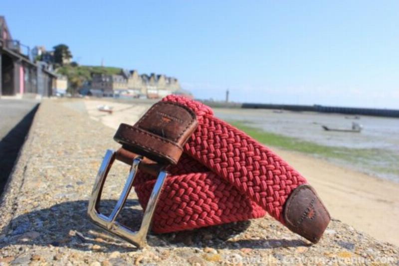 Des produits d'entretien spécifiques pour voiture noir mat, symbolisant le soin et l'attention nécessaires pour préserver son élégance.