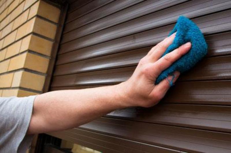 Entretien préventif des volets en bois pour assurer leur longue durée et leur éclat