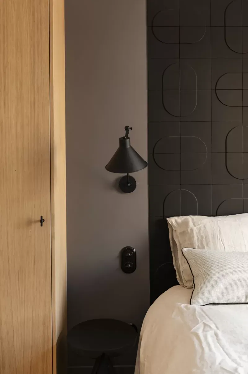 Une équipe dynamique collaborant harmonieusement dans un espace de travail moderne avec une architecture ouverte et lumineuse