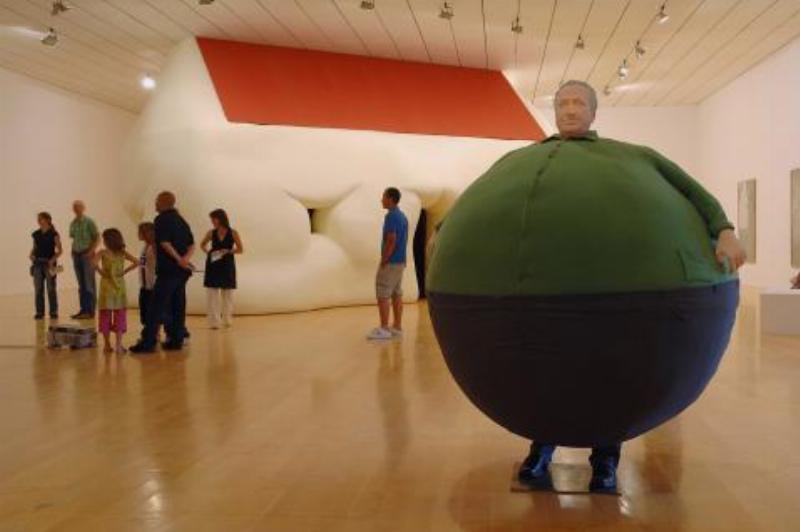 Erwin Wurm sculpture minute, l'art du quotidien et l'humour dans la création contemporaine