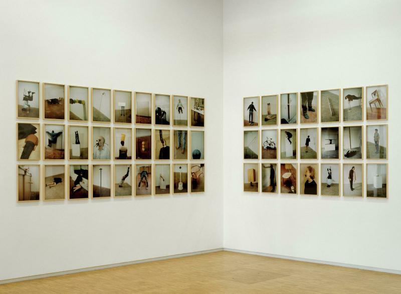 Erwin Wurm sculpture performance, le corps humain comme œuvre d'art éphémère et conceptuel