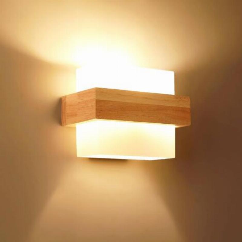 Escalier blanc épuré et lumineux, parfait pour un intérieur moderne et spacieux