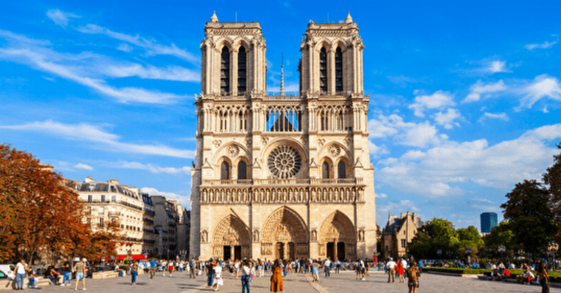 Esmeralda danse au cœur de Paris près de Notre-Dame, incarnant la beauté et la liberté du personnage de Notre-Dame de Paris