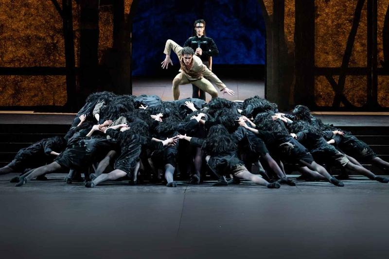 Esmeralda et Quasimodo, figures emblématiques des livres sur Notre-Dame de Paris, dans une scène d'amour tragique.