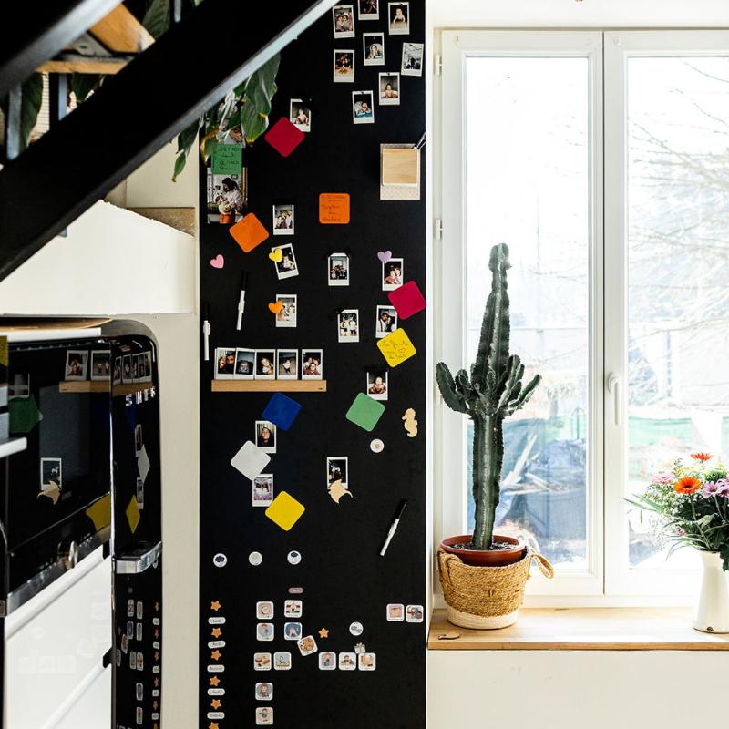 Un coin créatif pour enfants avec un mur magnétique coloré