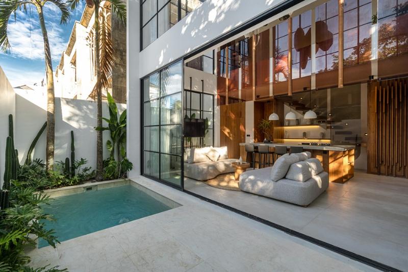 Espace de vie intérieur-extérieur fluide dans une villa moderne typiquement française avec piscine