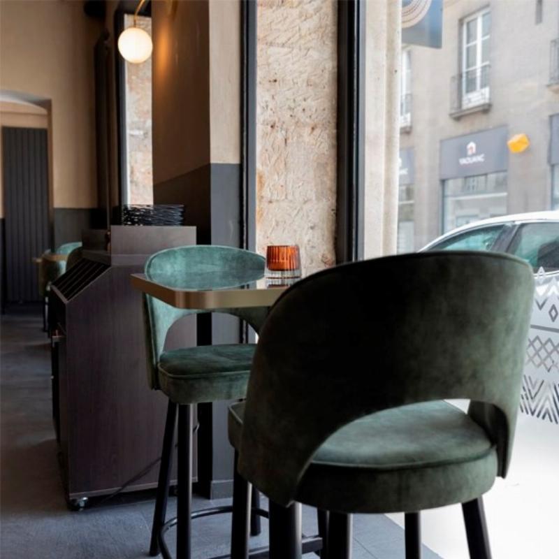 Un salon fraîchement peint à Chartres, avec une ambiance chaleureuse créée par la lumière naturelle et un décor français soigné.