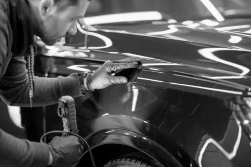 Estimation du coût de peinture d'une voiture rayée selon la profondeur et la taille du dommage