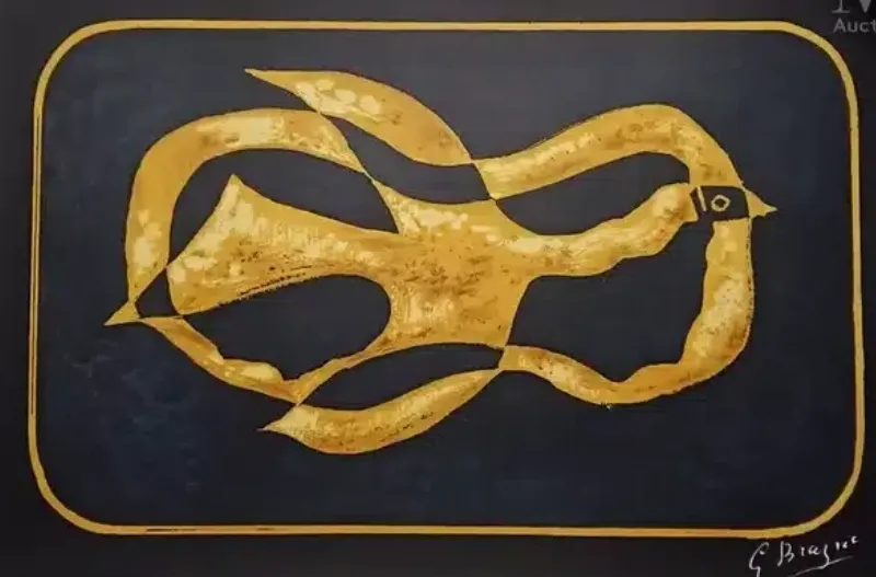 Un expert en art contemporain examinant une œuvre en bronze pour l'estimation de sa valeur sur le marché de l'art français.