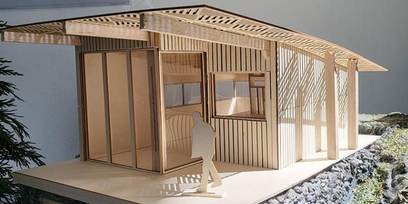 Des étudiants français travaillant sur un projet d'architecture inspiré par Le Corbusier, utilisant des maquettes et des plans.