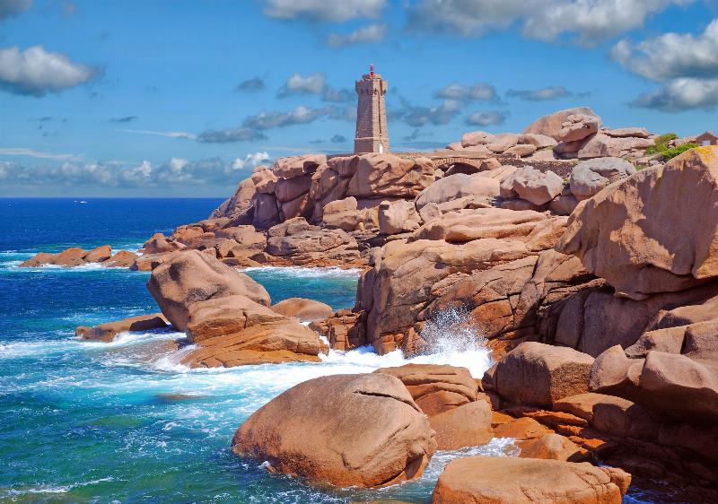 Ambiance animée d'un événement en France mettant en valeur la gastronomie et les produits régionaux, avec des visiteurs dégustant des spécialités locales