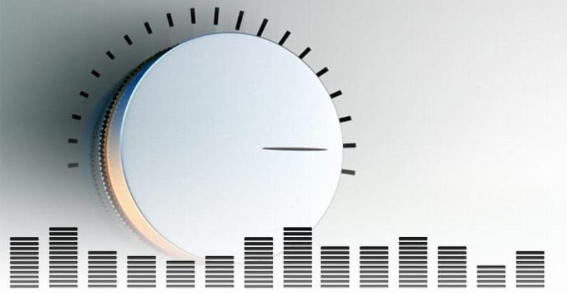 Personne écoutant de la musique classique avec passion via une chaîne hi-fi de haute qualité.