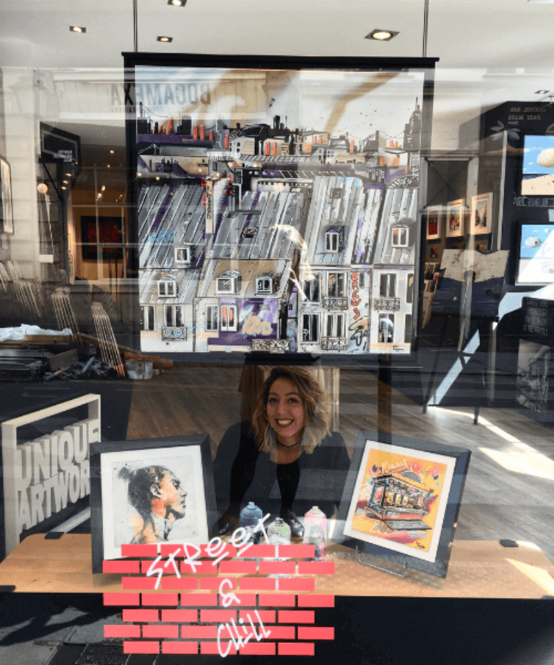 Une personne contemplant une œuvre d'art abstraite dans une galerie