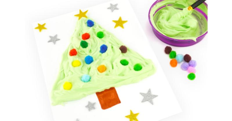 Enfants découvrant diverses techniques de peinture sensorielles et artistiques en maternelle, incluant la peinture au doigt et à l'éponge