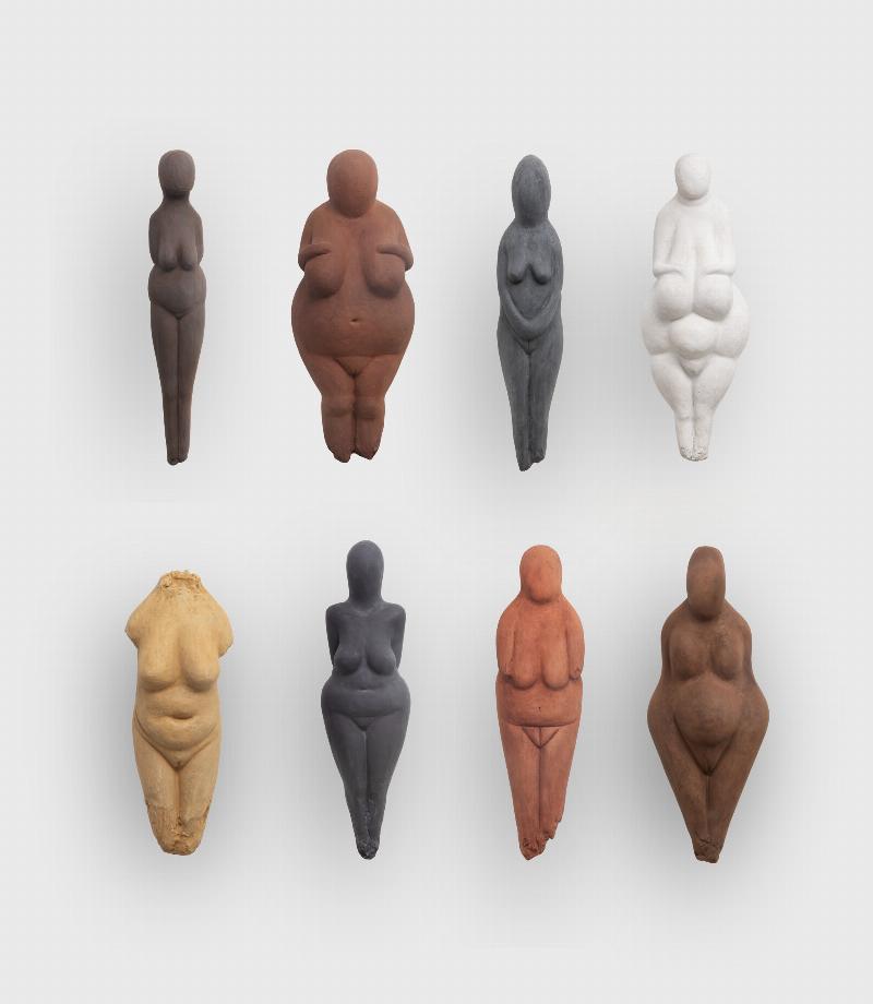 Exposition moderne dans un centre d'art urbain parisien, avec des visiteurs interagissant avec les œuvres