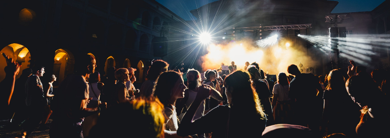 Une exposition d'art contemporain vibrante au sein d'un palais des beaux arts historique, fusionnant ancien et nouveau.
