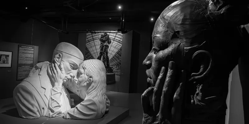 Exposition de sculpture en terre cuite dans un musée français, art moderne