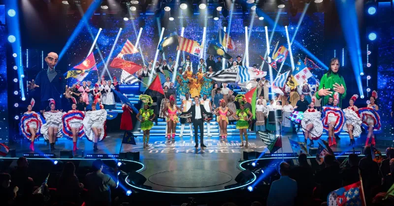 Groupe en costumes traditionnels français participant à une danse folklorique lors d'une fête régionale
